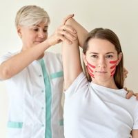 woman-undergoing-therapy-with-physiologist_23-2148836520_resultado